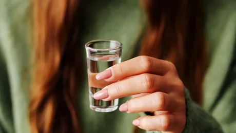 De ce e bine să pui vodcă în compartimentul mașinii de spălat. Trucul pentru haine proaspete după spălare