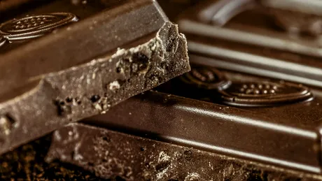 Consumul de ciocolată neagră reduce stresul şi inflamaţiile
