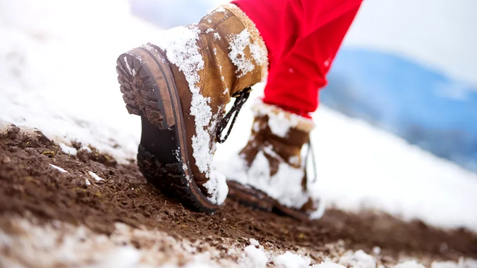 Cum să folosești folia de aluminiu pentru a-ți menține picioarele calde iarna. Truc simplu și eficient