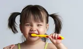 Îngrijirea gingiilor şi a primilor dinţişori la bebeluşi