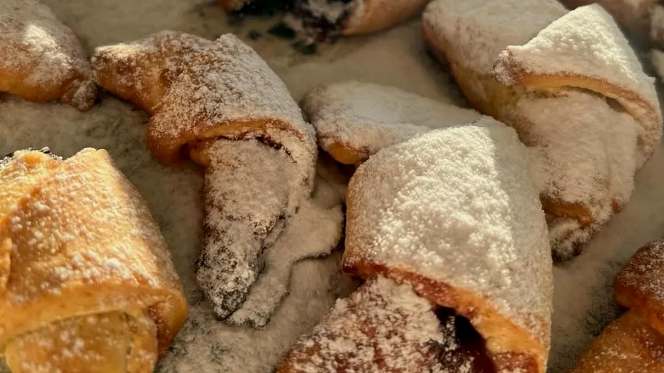 Rețeta pentru cornulețe cu gem. Elwira Petre arată pas cu pas cum se face desertul copilăriei