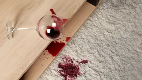 Cu ce îndepărtezi petele? Trucuri simple și eficiente pentru cele mai încăpățânate pete
