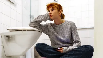 Vizita la baie poate aștepta… sau nu? Ce efecte are reținerea urinei asupra sănătății femeilor