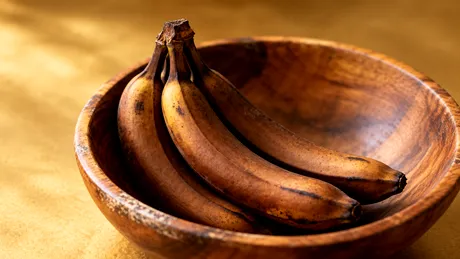 De ce se înnegresc bananele mai repede în fructieră? Greșeala de depozitare pe care o poți evita