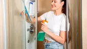 Soluția naturală care te ajută să cureți ușile de la duș. Adio, pete, urme și reziduuri de săpun!