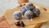 Bomboane Raffaello fără zahăr și fără coacere, din 3 ingrediente: migdale, curmale și fulgi de cocos
