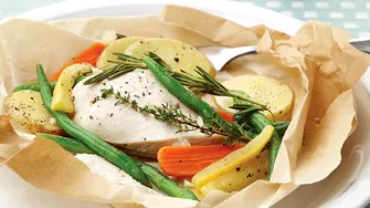 Cum se prepară puiul „en papillote” acasă. Iese fraged și suculent, la fel ca la restaurant!