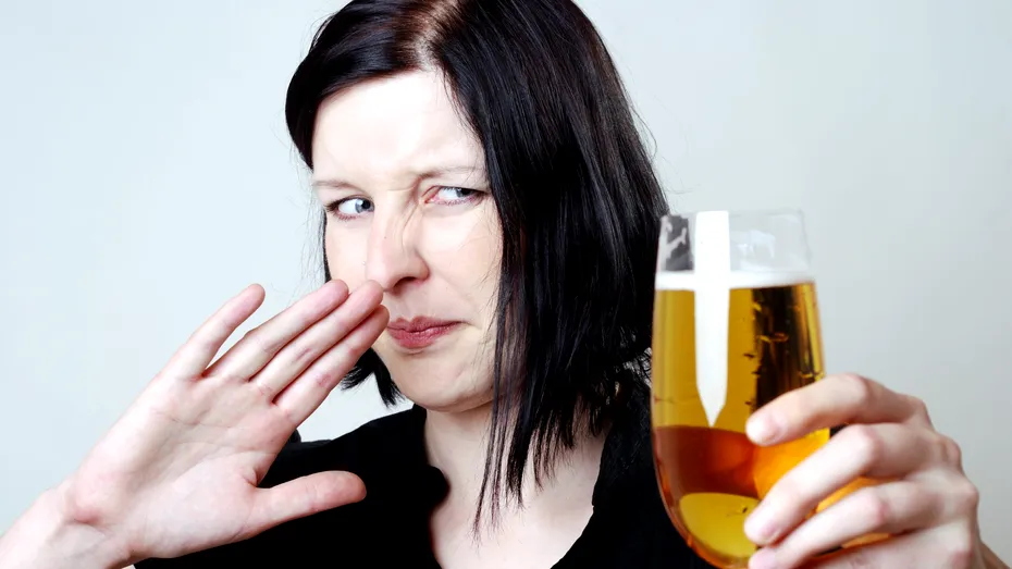 Ce se întâmplă dacă bei bere expirată. Arunc-o dacă are gust de...