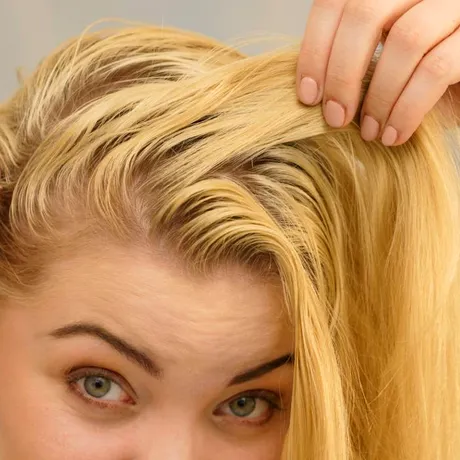 De ce se îngrașă părul prea repede? Soluții pe care să le folosești între spălări