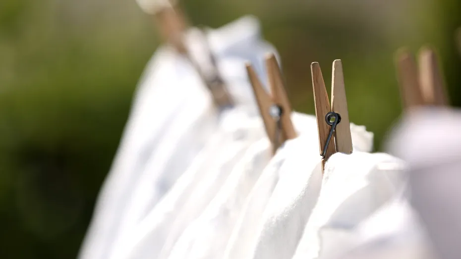 Cum să usuci hainele foarte repede și fără uscător. Ai nevoie de un singur lucru