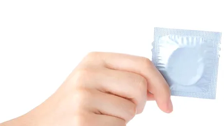 Trei elevi britanici au inventat prezervativul care detectează infecţii cu transmitere sexuală