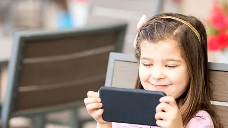 Copiii la restaurant: Cum îi determini să nu se mai uite la smartphone sau tabletă?
