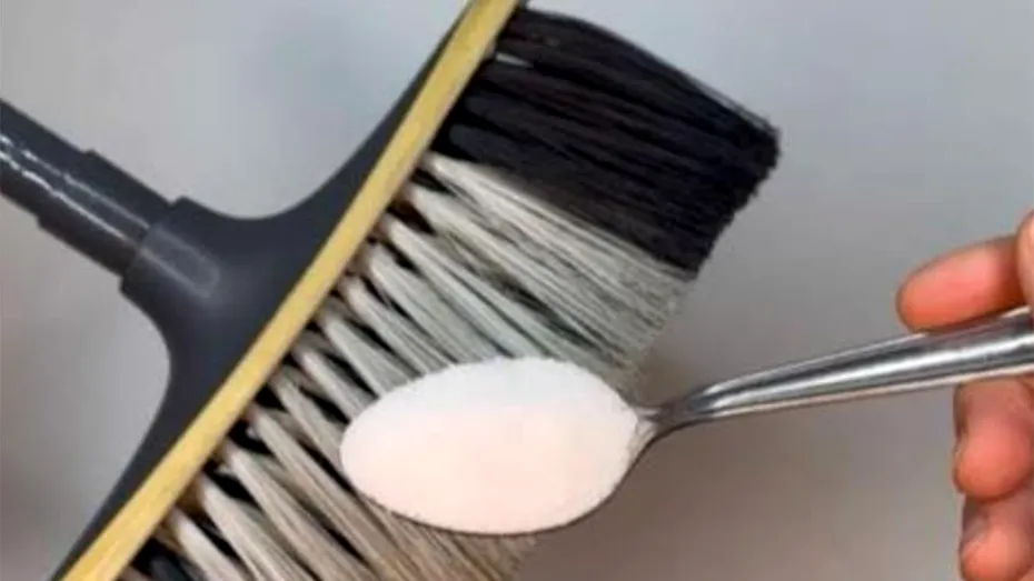 Trucul secret al bunicilor. De ce este bine să pui sare pe mătură