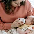 Cât te costă să crești un copil în primul an de viață, în România? Am făcut calculul complet pentru 2026