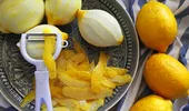 Nu mai arunca cojile de lămâie. 5 trucuri simple care pot ajuta la curățenia din bucătărie
