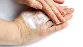 Soluții pentru mâini uscate și crăpate. Trucul genial prin care crema de mâini este absorbită în profunzime