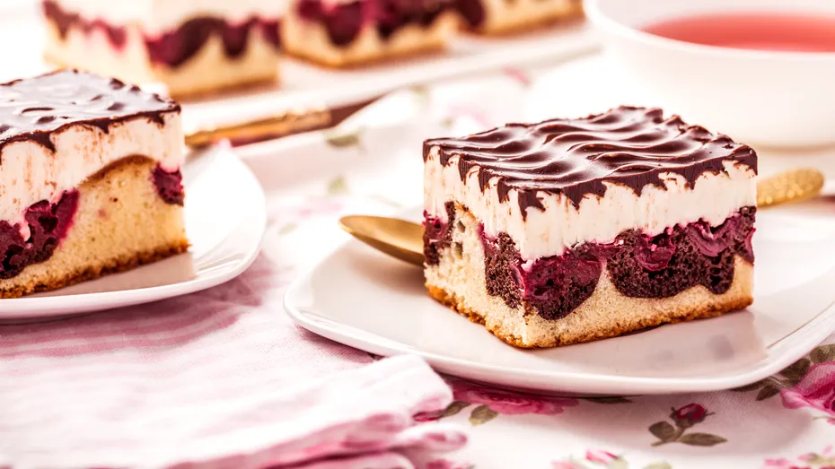 Prăjitura Valurile Dunării - pandișpan pufos în 2 culori, cu cremă de vanilie, vișine și glazură de ciocolată neagră