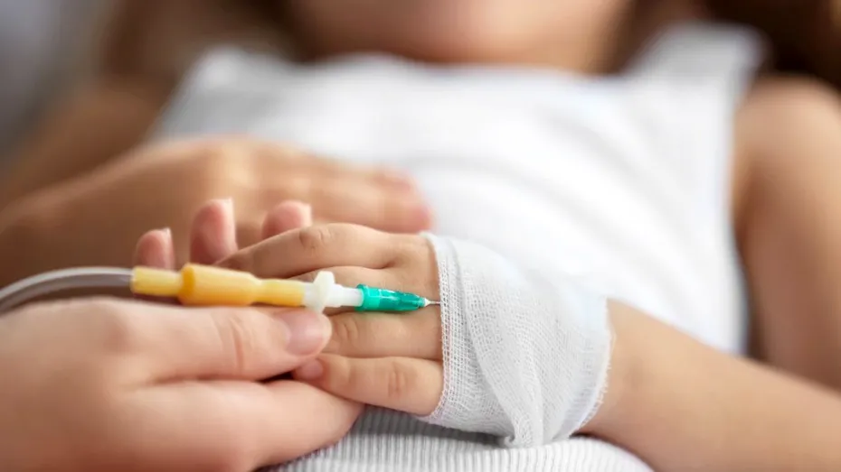 O fetiță de 3 ani a murit, după ce ar fi înghițit medicamentele surorii sale care urma un tratament pentru autism
