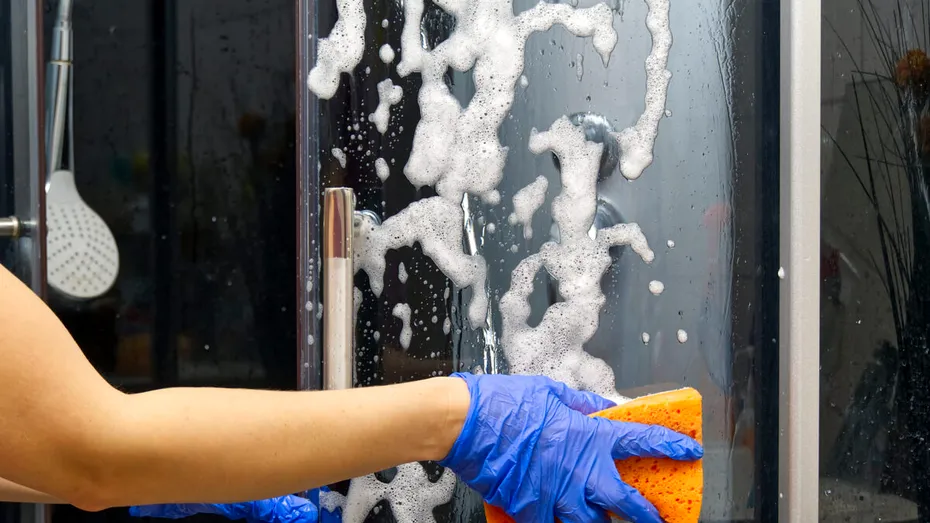 Cum cureți cabina de duș rapid, fără chimicale! Sfaturi care chiar funcționează în orice locuință