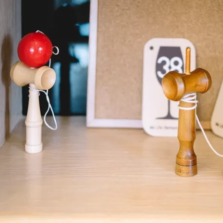 Kendama, jocul japonez care îi face pe copii să uite de gadgeturi. Cât de benefic este, de fapt, pentru cei mici