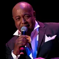 A murit Peabo Bryson, artistul care a făcut celebre melodiile din „Frumoasa și Bestia” și „Aladdin”