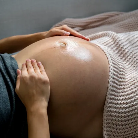 Miracol medical! O mamă a născut un copil sănătos, deși avea o tumoră ovariană de 10 kg