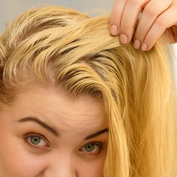 Păr gras? Specialiștii dezvăluie un truc simplu pentru 7 zile de prospețime