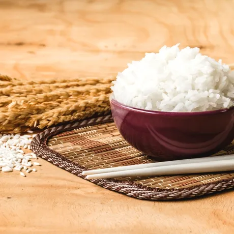 Trucul simplu din bucătărie care schimbă complet textura orezului. Ingredientul banal pe care mulți îl ignoră