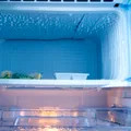 Cum elimini mirosul neplăcut din congelator fără să scoți toate alimentele? Trucul simplu care poate face diferența