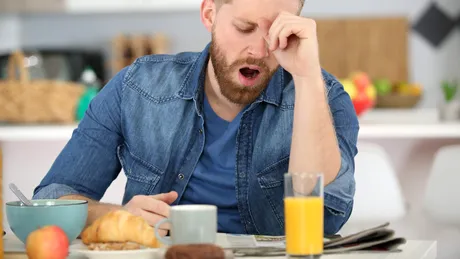 De ce suntem obosiți după ce mâncăm? Cauzele care te vor surprinde