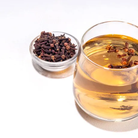 Cum să pregătești apă de cuișoare pentru dureri. Remediul natural din bucătărie