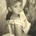 Imagine virală cu o legendă a muzicii românești. O recunoști pe fetița din fotografie?