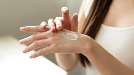 Ai mâinile aspre și uscate? Iată cum poți să le „repari” în mai puțin de 5 minute