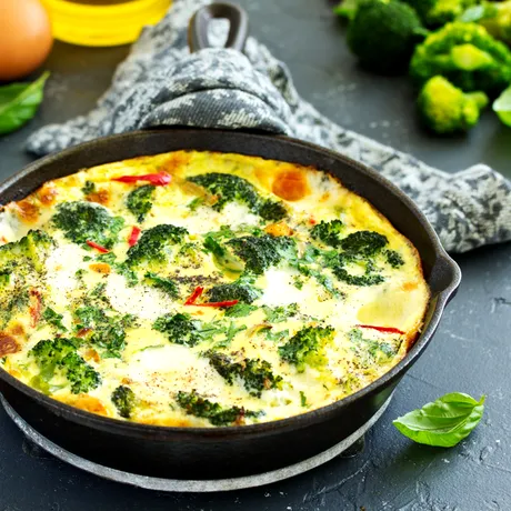 Frittata cu cartofi, broccoli și ardei: un mic dejun sățios, sănătos și gata în mai puțin de jumătate de oră