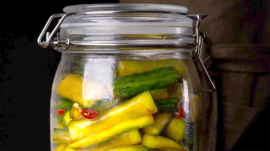 Cum fac chinezii castraveți murați. Ingredientul ciudat care îi face crocanți și gustoși