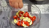 Acest condiment nu trebuie pus niciodată în salata de roșii cu castraveți. Românii îl adoră, dar face mai mult rău decât bine