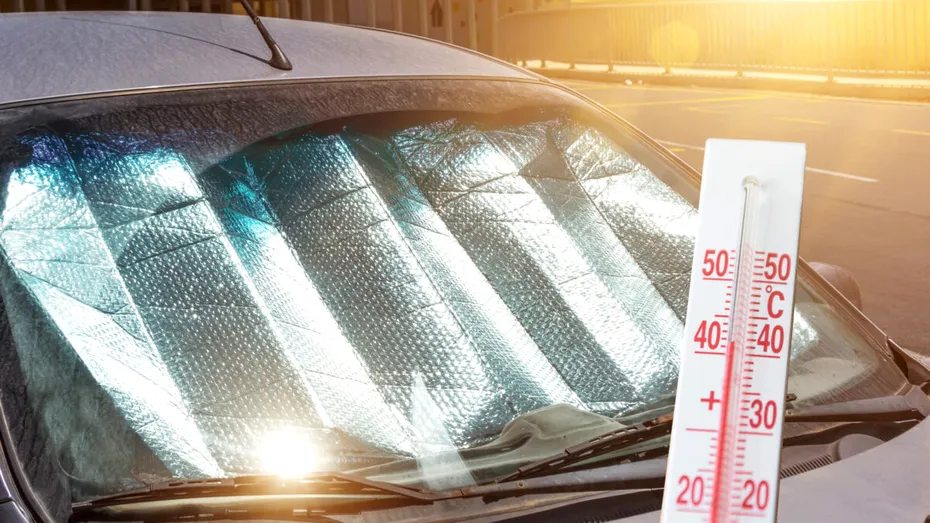 Nu lăsa aceste obiecte în mașină pe caniculă. Căldura din interior poate depăși 50 de grade și poate crea pericole