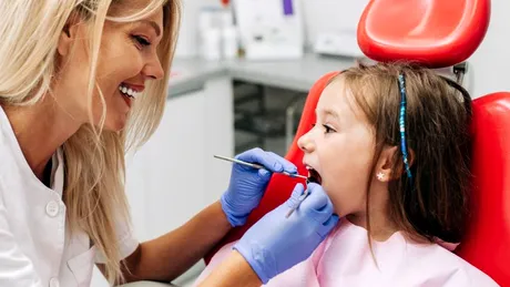 Copilul se teme de medicul dentist? Cum îl încurajezi să învingă frica?