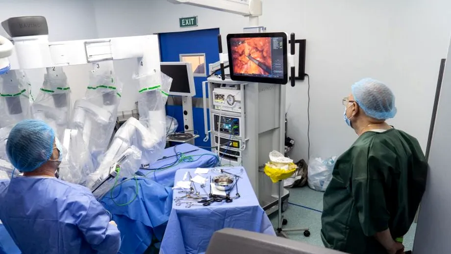 Primele intervenţii de chirurgie robotică la Sanador