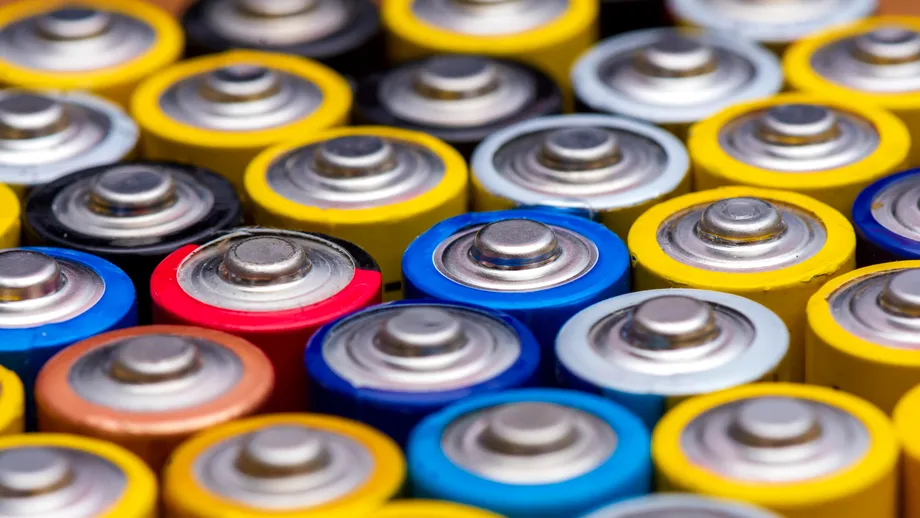 Tratamentul surprinzător prescris de medici pentru o fetiță care a înghițit o baterie: consumul de miere