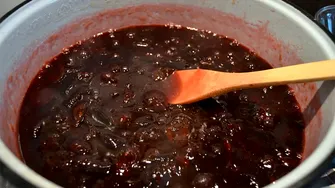 Condimentul pe care să nu-l pui niciodată dacă faci gem de prune. Îl face amar și cu gust de săpun