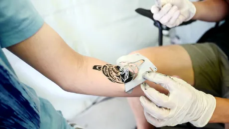 Tatuajele ar putea „proteja” de melanom?