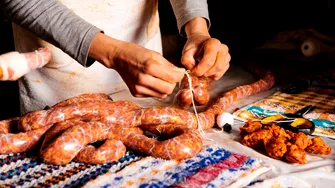 Secretele cârnaților ardelenești de casă. Vor avea o aromă intensă