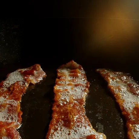 Nu mai găti baconul în ulei! Ingredientul pe care să-l folosești, de fapt, pentru un gust mai intens