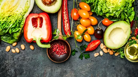 Dieta raw-vegană: beneficii şi riscuri la care te expui