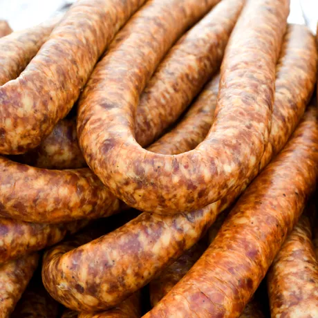 Cârnații din topor din Vâlcea intră în „meniul” produselor românești protejate din UE. Cum se prepară / VIDEO
