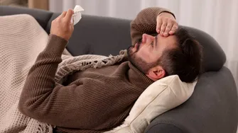 Simptomul cu care debutează gripa. La ce să fii atent să nu o confunzi cu răceala