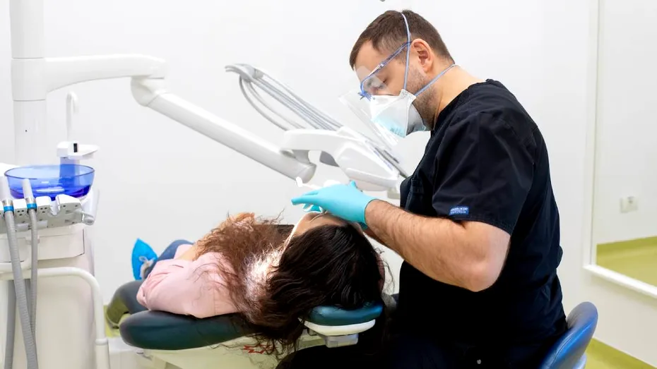 Frica de dentist te costă mai mult decât crezi. Cum te afectează, dar și cum o poți trata