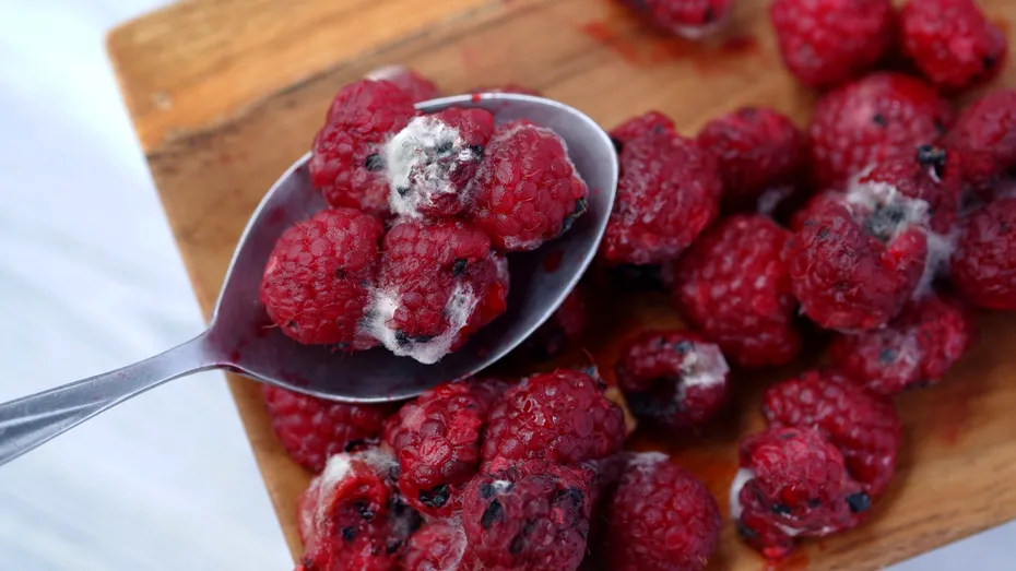 Cum să întârzii apariția mucegaiului pe fructele de pădure. Trucul simplu cu oțet și apă