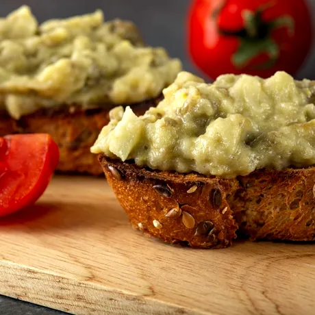 Ordinea corectă a ingredientelor pentru salata de vinete. Greșeala care poate strica total gustul